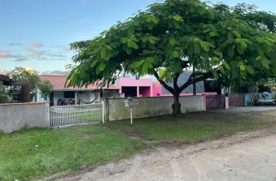 Casa com 03 dormitórios (sendo 01 suíte) e amplo espaço de terreno - barra do saí!