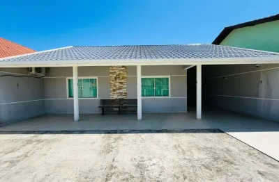 Casa com 04 dormitórios (01 suíte) + piscina, à  50 metros da praia
