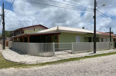 Casa de esquina mobiliada com 03 dormitórios (sendo 01 suíte) á 50 metros da praia!