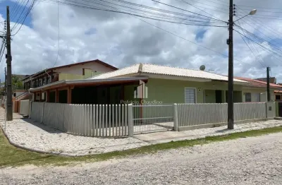 Casa de esquina mobiliada á 50m da praia com 03 dormitórios (sendo 01 suíte)!