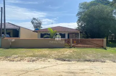 Casa com 03 quartos e amplo espaço de terreno! bal. rainha do mar