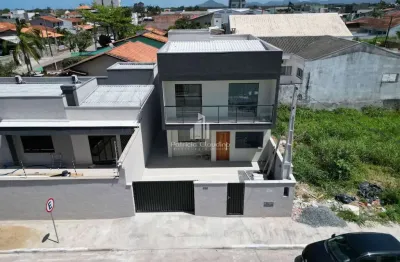 Sobrado com 04 dormitórios (sendo 01 suíte), na região central!