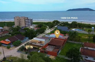 Casa com 03 dormitórios (sendo 01 suíte), apenas 140m da praia!
