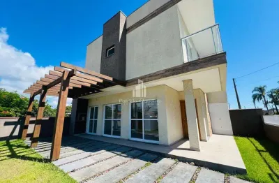 Sobrado de esquina próximo ao mar, com 03 dormitórios (Sendo 01 suíte)