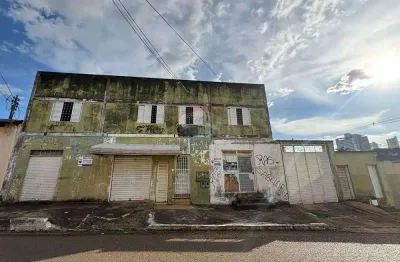 Dois pontos comercias com um apartamento no andar superior