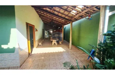 Uma chácara de 940 m² com 3 casas maravilhosas, construções usadas mais muito novas.