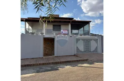 Casa com 4 quartos para alugar no São Carlos, Anápolis 