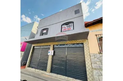 Edifício com dois pontos comerciais, um apartamento e seis kitinets