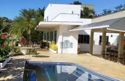 Casa com quatro quartos sendo 1 e  suíte e 4 banheiro