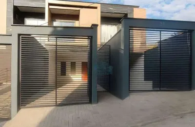Casa 3 quartos, 1 suíte com varanda, 3 banheiros, sala e cozinha integrados, quintal, lavanderia, 3 vagas de garagem.