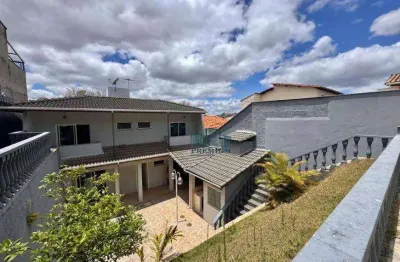Casa com 6 quartos, 3 suítes, quintal e piscina- condomínio fechado