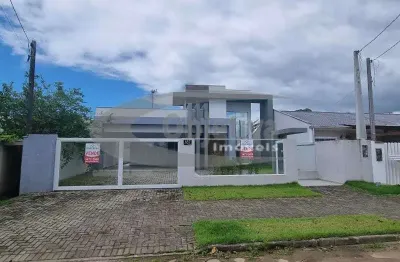 Residência nova construída com ótimo padrão de acabamento pertinho do mar