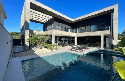 Casa em condomínio fechado com 5 quartos à venda na rua das baúnas, 53, jurerê internacional, florianópolis, 513 m2 por r$ 13.500.000