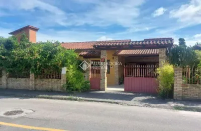 Casa com 4 quartos à venda na rodovia haroldo soares glavan, 5931, cacupé, florianópolis, 230 m2 por r$ 3.500.000