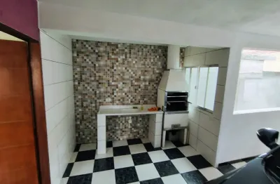 Linda casa no jardim roberto, para locação 2 dormitórios e um escritório com banheiro.