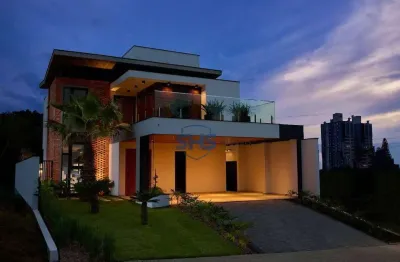 Belíssima casa a venda em condomínio fechado de alto padrão.