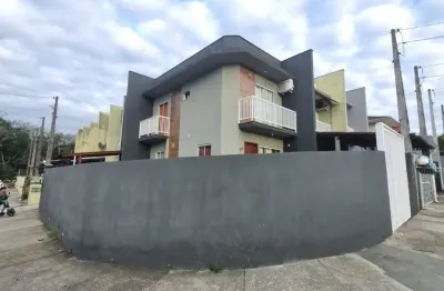 Geminado de esquina com 2 quartos, móveis sob medida em localização privilegiada