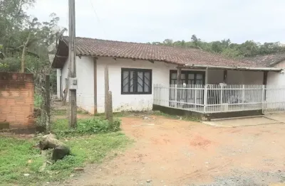 Casa escriturada com terreno amplo por preço imperdível !!