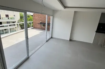 Cobertura de 160m² à venda no Recreio dos Bandeirantes, com 3 suítes e localização privilegiada, a apenas 500 metros da praia.