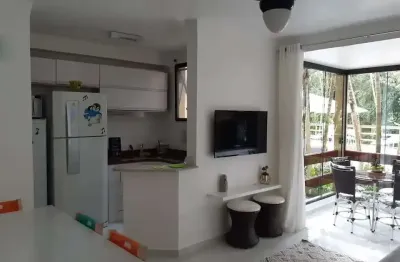 Apto mobiliado em condomínio com piscina aquecida e quadra (futsal e tenis).