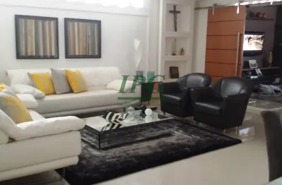 Casa Padrão - Casa de 3 Quartos com 1 Suíte, Quintal com churrasqueira e piscina no Parque Areia Preta- Guarapari - ES