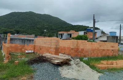 Casa térrea de 3 dormitórios e 2 banheiros 1 vaga em Construção