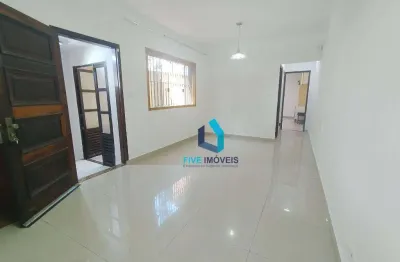 Sobrado amplo com 3 dormitórios, 165m², 3 salas e edícula – 2 vagas