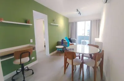 Apartamento 1 dormitório mobiliado com varanda, ar condicionado e 1 vaga – 50m²