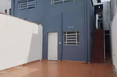Sobrado 125 m² com 2 dormitórios, quintal amplo e edícula – 2 vagas