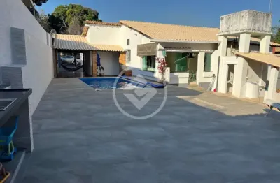 Casa plana, com 05 quartos, suite, piscina, pomar, casa de bonecas há 100m da lagoa. codigo: 150563