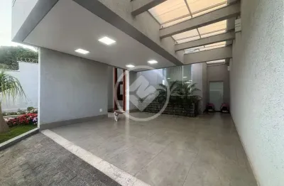 Casa 03 quartos, com suite e excelente localização. salas integradas, cozinha gourmet e quintal espaçoso. garagem para mais de dois carros. portão eletronico. pe direito duplo. codigo: 155120