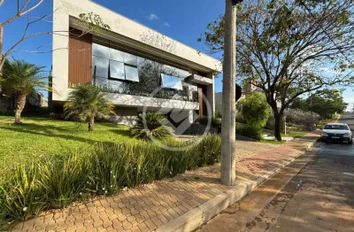 Casa em condominio de 05 suites, garagem para 04 carros, sala de cinema, campo de futebol, home office, e muita amplitude em seus comodos. codigo: 155629