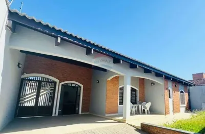 Casa imperdível no stella maris, mobiliada, com pé-direito alto, 4 dorms, 2 suítes e terreno 360 m² – faça tudo a pé!