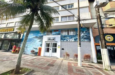 Excelente oportunidade: apartamento no centro de peruíbe, a 200m da praia e próximo a tudo!