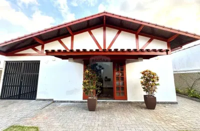 Imperdível no stella maris!   casa térrea, a poucos passos da praia, com 3 quartos (2 suítes), pé-direito elevado e área gourmet.