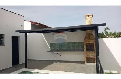Linda casa com piscina e 3 suítes – oportunidade única!