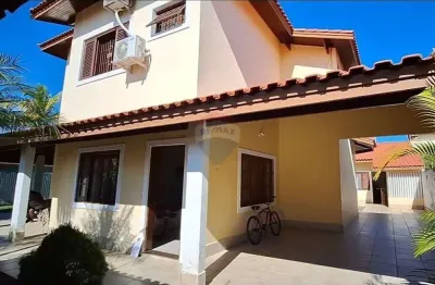 'espaçoso sobrado c/ piscina p/ aluguel na região balneário oásis - peruíbe/sp'