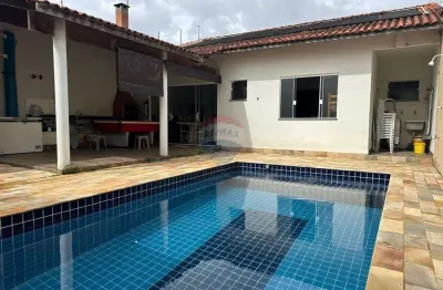 Casa em Peruíbe com 3 dormitórios, Piscina e Churrasqueira!