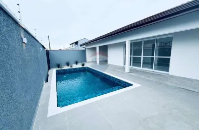 Casa térrea reformada com piscina e área gourmet a 80m do mar – pronta para morar!