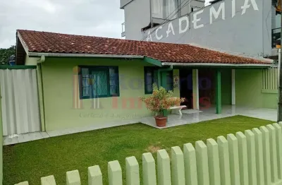 Casa localizada próximo ao centro comercial de  itapema do norte.