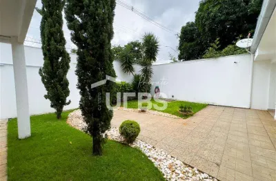 Casa térrea com jacuzzi  266,50m2  4 quartos  no setor jardim américa