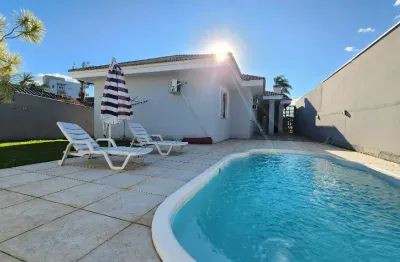 Casa plana com 4 quartos e 100% mobiliada com piscina à venda no saguaçu em joinville