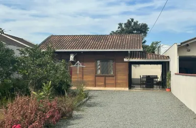 Casa averbada por apenas 300 mil com terreno amplo e boa localização