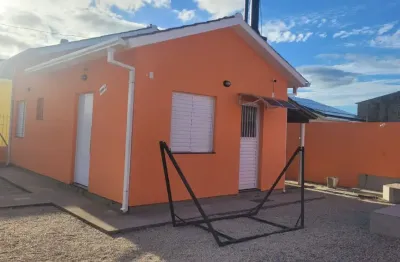 Vendo casa laranjal c dois dormitorios, piscina e churrasqueira.