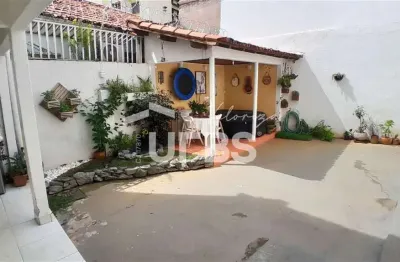 Sobrado piso inferior casa principal com tres quartos, piso superior um apartamento de tres quartos e um imóvel comercial 350m de área construída apenas r$1.150.000,00