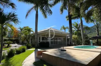 Sofisticação, exclusividade e natureza preservada em perfeita harmonia. apresentamos esta residência de alto padrão localizada no exclusivo condomínio pedra verde