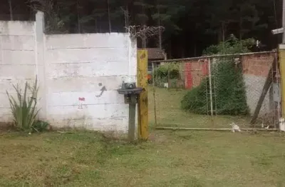 Casa para venda tem 546 metros quadrados com 2 quartos