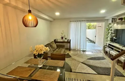 Casa triplex em condomínio com área de lazer em petrópolis!