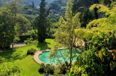 Belíssima casa linear à venda em nogueira, petrópolis-rj