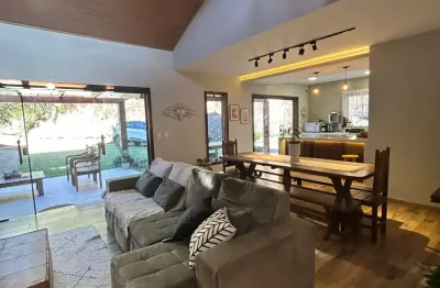 Belíssima casa de condomínio à venda em nogueira, petrópolis-rj!
